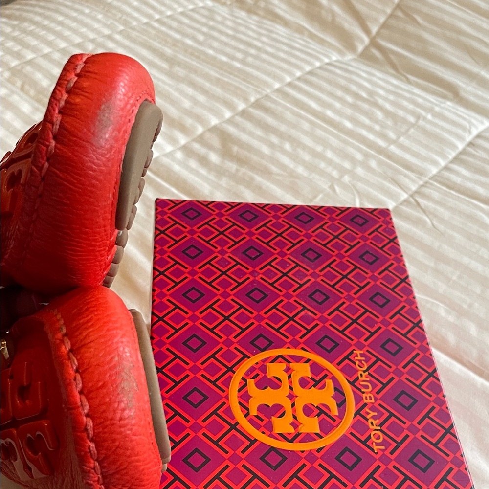 Tory Burch Red/Orange Pebbled Leather Logo Driving Loafers - Picture 7 of 8